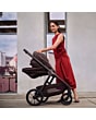 1978084110_F11_2026_maxicosi_stroller_oxfordplus_espressobrown_oxford_lifestyle_momunfoldingstroller2