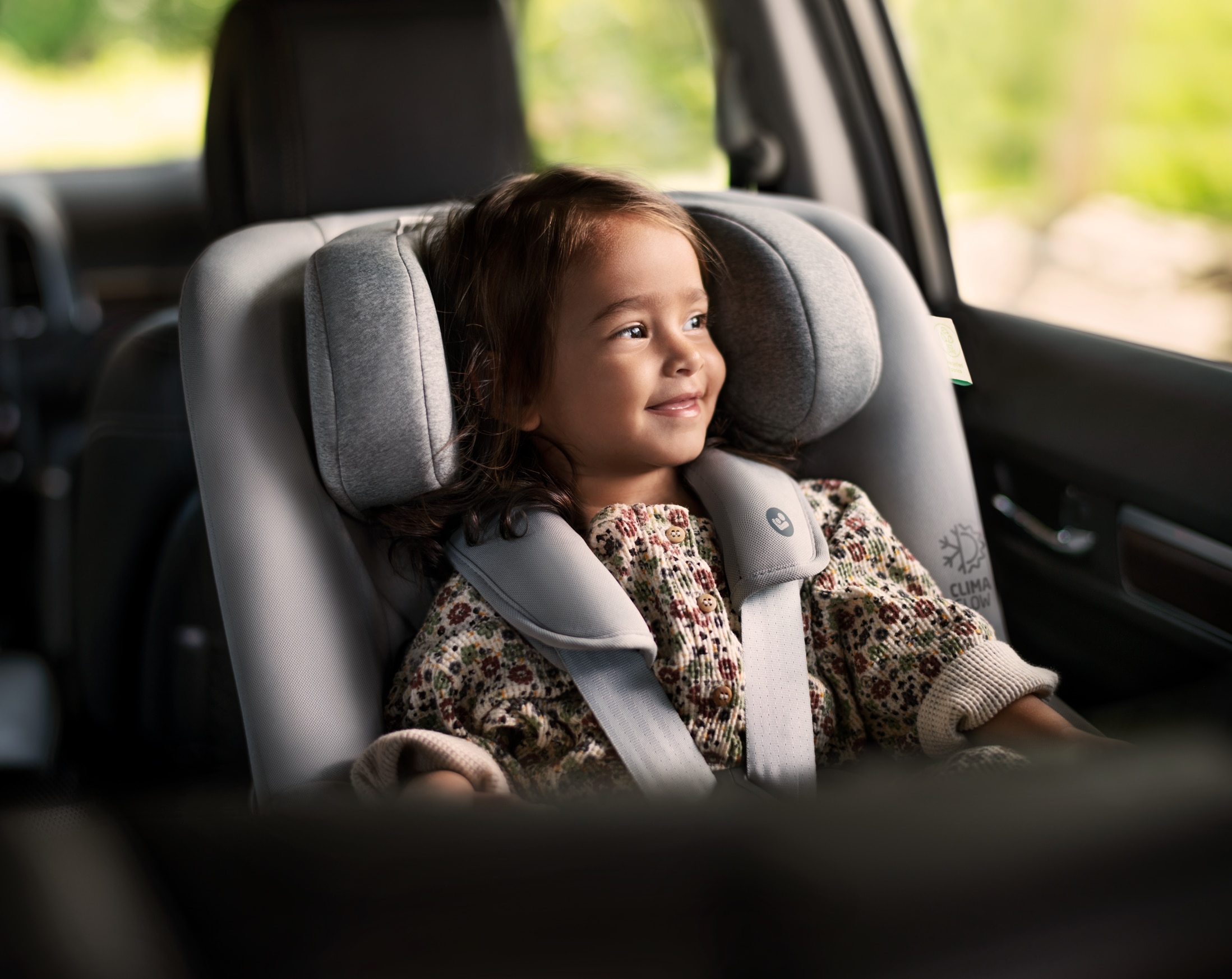 https://images.maxi-cosi.com/m/6338103be8bbd9ee/PNG_72_DPI-MC8515_2022_maxicosi_car-seat_Mica-Pro-Eco_Lifestyle_Car_CloseupgirlinRWFpositioninthecar_keyvisual_Landscape_warm-filter.png
