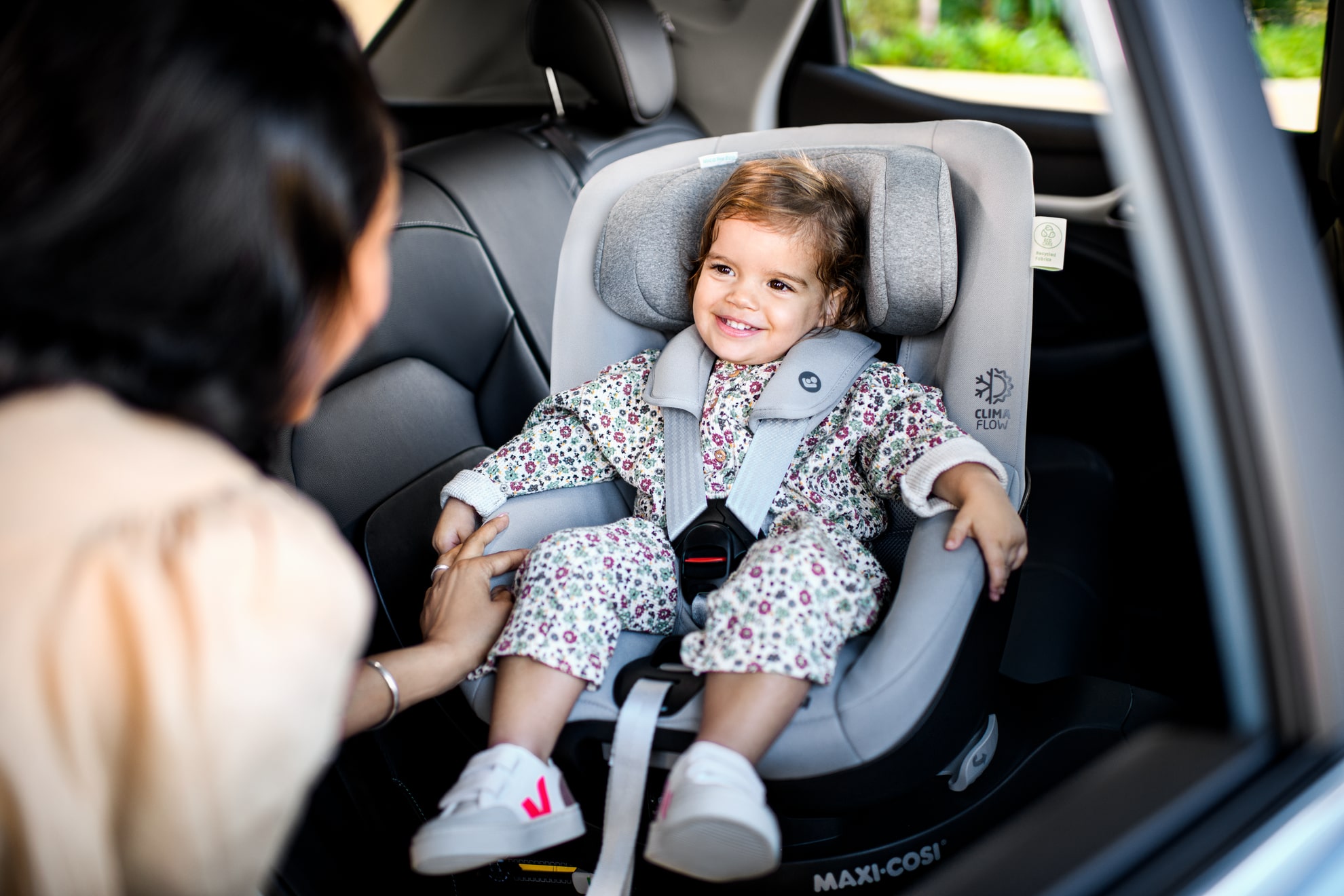 maxi cosi auto kėdutėje sėdintis vaikas